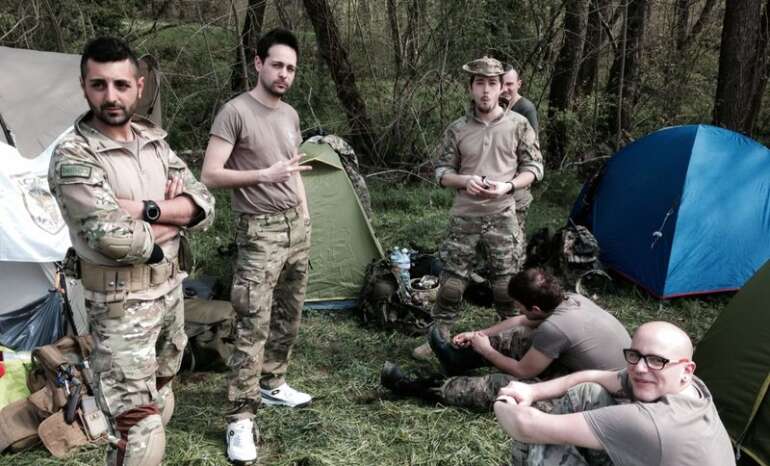 Pattuglia in pausa al campo base durante Operazione Bellico 2014