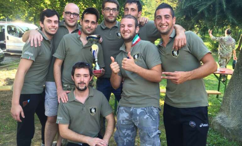 Foto pattuglia con trofeo 3° classificati al 1° Memorial Joker