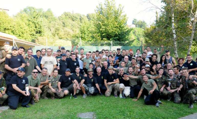 Foto finale di gruppo dopo premiazioni del 1° Memorial Joker