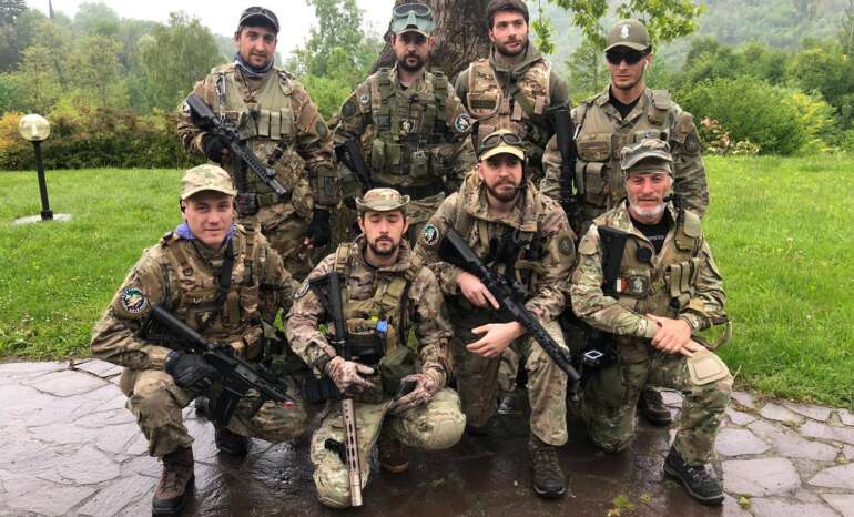 Foto pattuglia dove ognuno guardo ovunque tranne che nella macchina fotografica