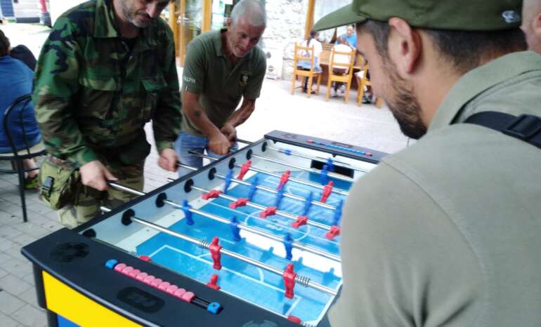 Cobra che cerca di voler battere Padre Ralph a calcetto