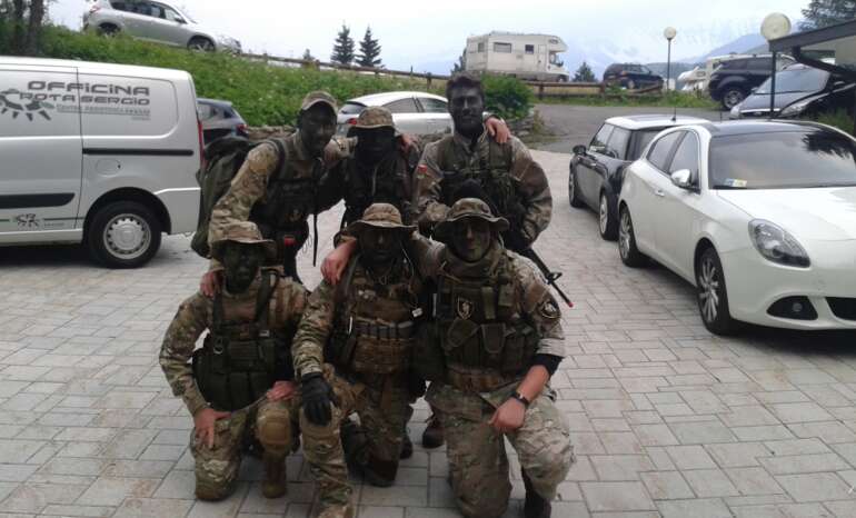 Pattuglia mimetizzata pronta per infiltrarsi in notturna a 46° parallelo