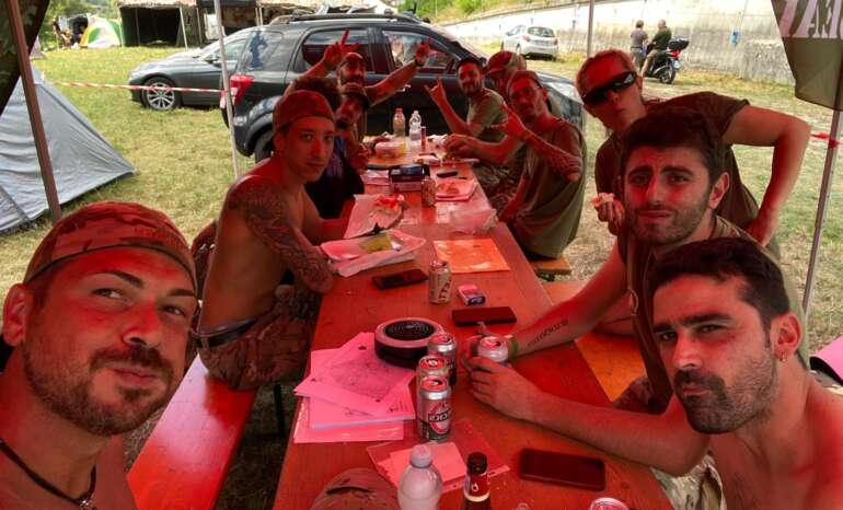 Squadra che bivacca alla fine del pomeriggio durante lo Sparviero