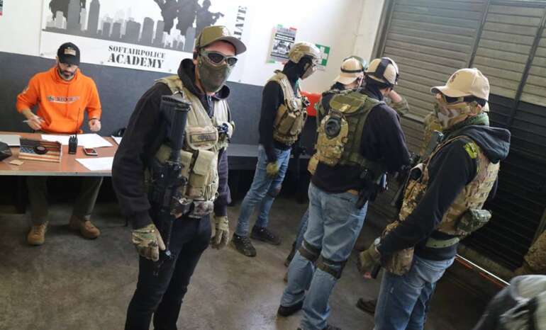 foto di squadra prima di entrare nell'arena al torneo Operation Abbottabad