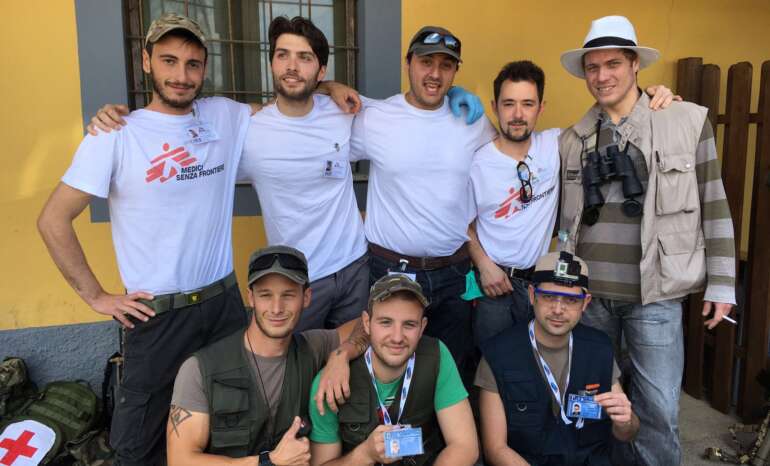 Foto pattuglia travestita da operatori umanitari, medici e fotografi prima di Pablo VII