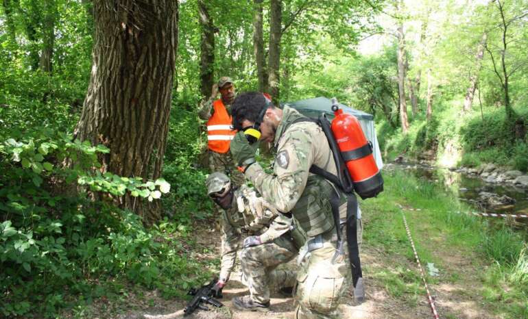 Snake che si prepara per l'immersione a cercare un relitto al torneo Operazione TABULA RASA
