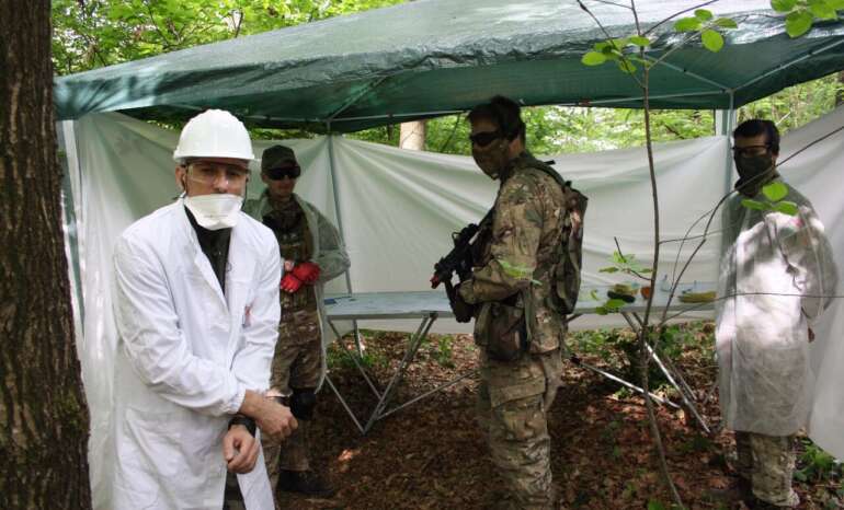 La squadra durante l'assalto del laboratorio chimico