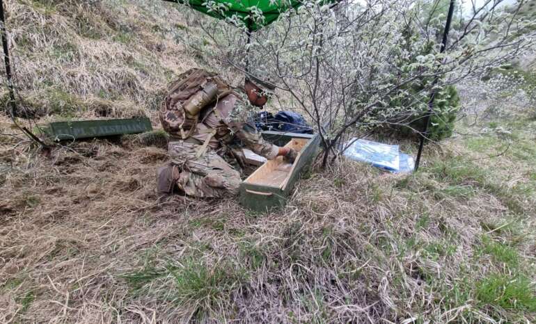 Tekken che cerca di sminare un pacco bomba sospetto