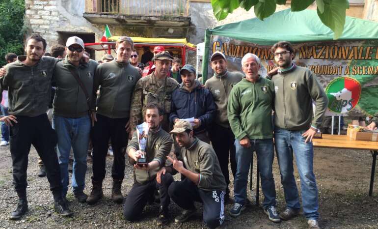 Foto di squadra con trofeo 3° classificati al torneo 160 Minuti per morire 2