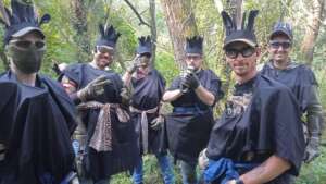 Squadra travestita da uccelli Maya prima di entrare nell'obj