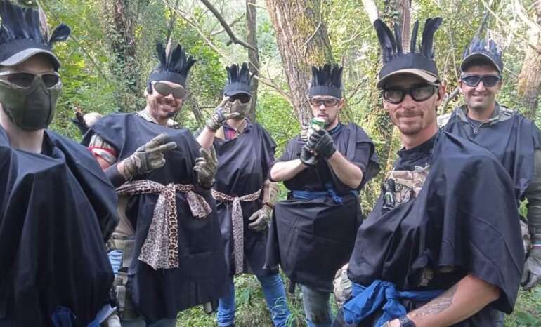 Squadra travestita da uccelli Maya prima di entrare nell'obj