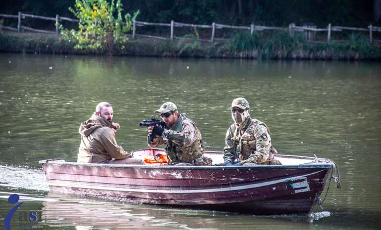 Foto tiro di precisione di Ciko in acqua su di una barca