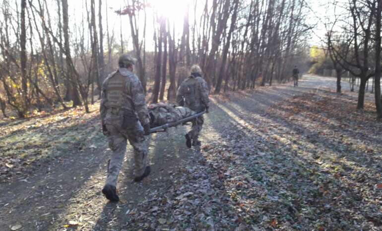 foto di due Tactical Seals che trasportano un (finto) ferito durante l'ultimo obj del torneo