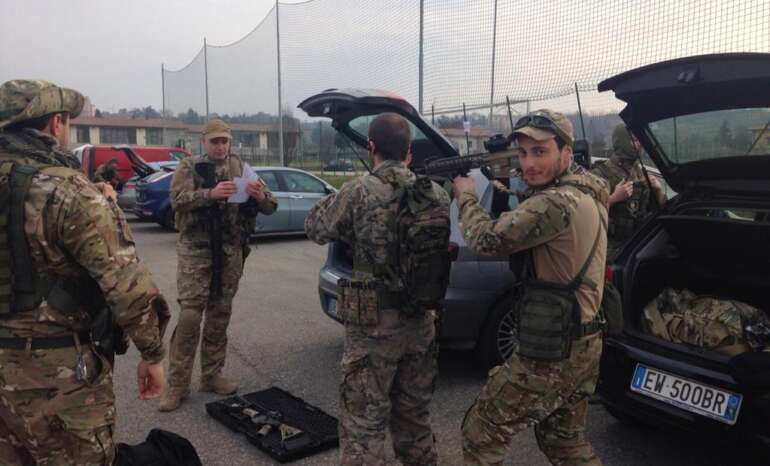 Preparativi team prima del briefing all'Operazione Boyka