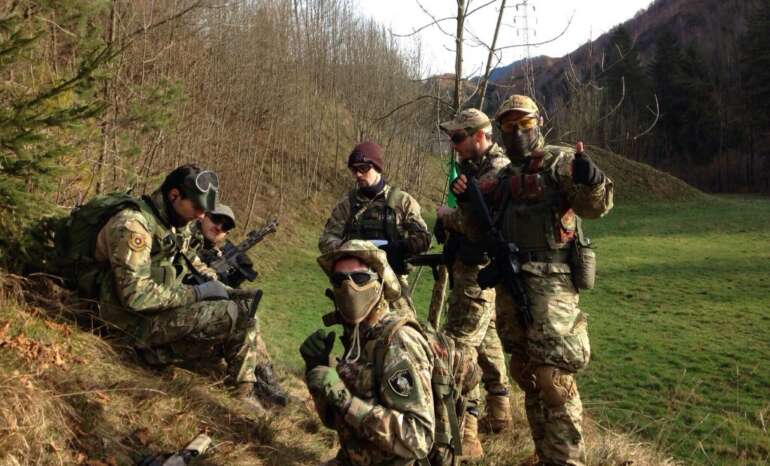 Foto di gruppo durante una pausa a OPERAZIONE SICARIO