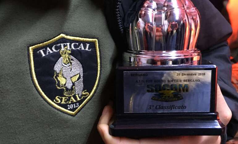 Foto con trofeo 3° classificato a SOCOM U.S. NAVY SEALS