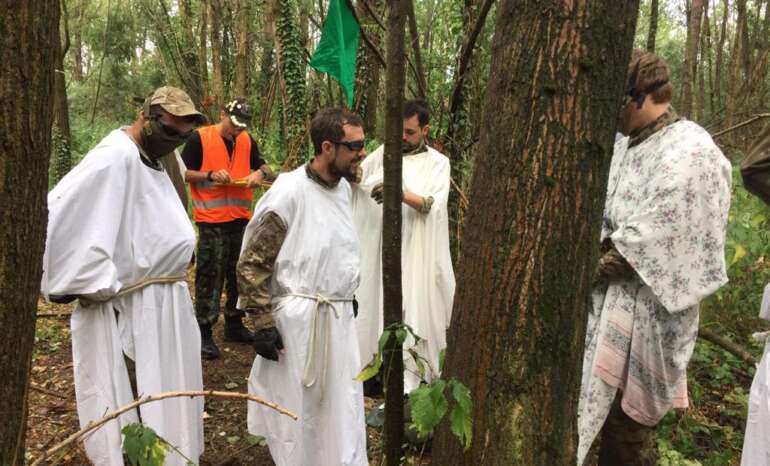 Squadra travestita da pseudo frati prima di partire per obj4