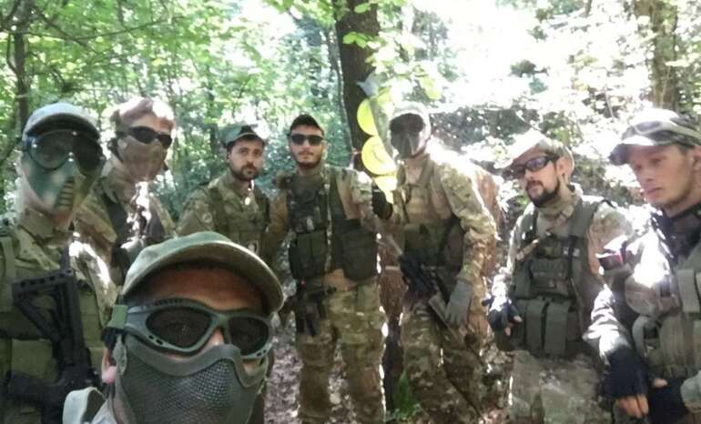 Foto di gruppo durante una pausa al torneo TAIL INVERTED SCORPION