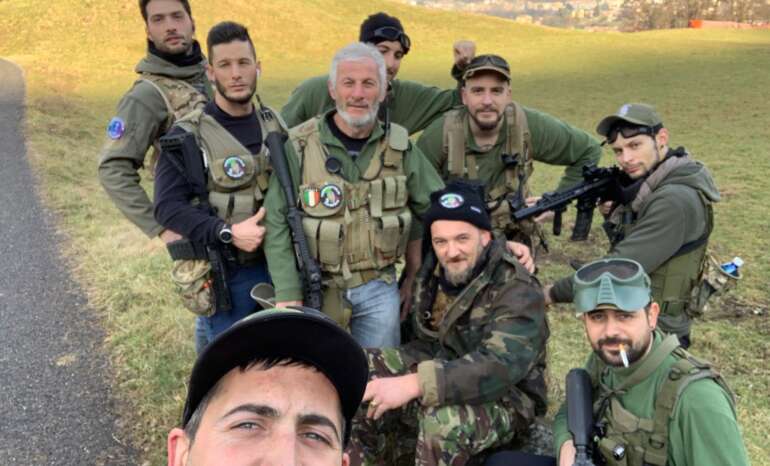 Selfie squadra in pausa con Caccia