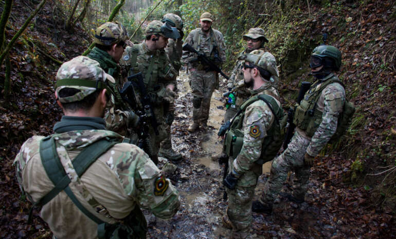 Immagine della squadra durante il briefing prima dell'OBJ