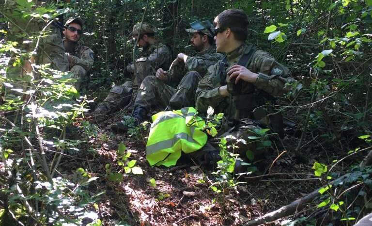 Pausa di riflessione del team tra un obj e l'altro del torneo TAIL INVERTED SCORPION
