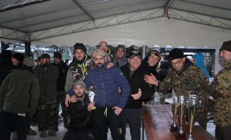 Immagine della squadra durante la premiazione dell'operazione Virus Letale