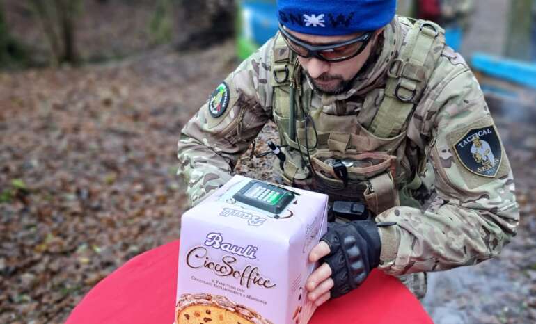Snake che mette in sicurezza il panettone esplosivo
